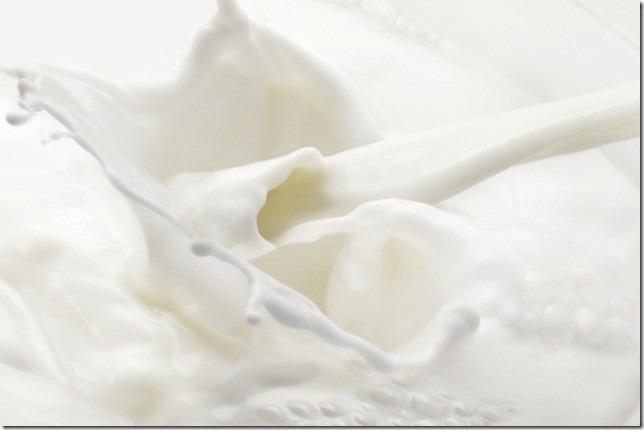 Sữa rất giàu hàm lượng canxi, là nguồn dinh dưỡng cực kỳ tốt cho sự phát triển của hệ xương cũng như sức khỏe của trẻ. Hơn nữa, sữa giúp cơ thể hấp thụ protein tốt hơn. Hãy cho bé uống sữa mỗi ngày hoặc chế biến các món ăn ngon tận dụng tối đa các dưỡng chất từ sữa. Đây là cách tốt nhất tăng cường khả năng phát triển chiều cao ở trẻ.
