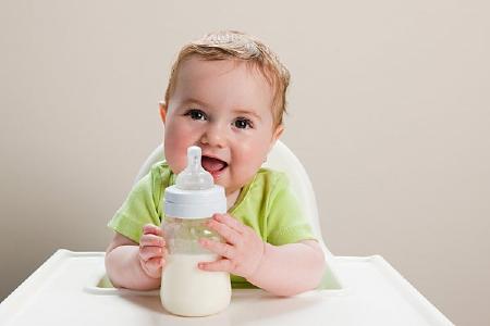 Canxi: Đây là giai đoạn hệ xương của bé phát triển rất mạnh vì thế bé cần 500mg can xi/ngày. Tức là bé cần uống từ 2 cốc sữa (tương đương với 8 thìa sữa bột) trở lên.