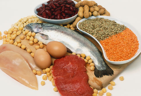 Protein: Trẻ trong độ tuổi tập đi cần 16gr protein/ngày và các thực phẩm giàu protein là trứng, đậu phụ, lườn gà, đỗ.