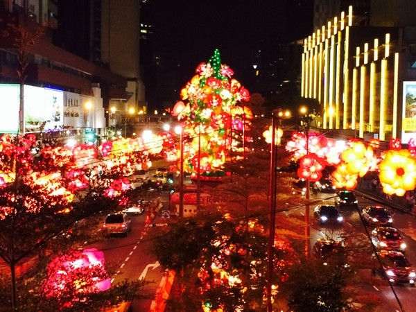 Đường phố đầy màu sắc tại thành phố Hồ Chí Minh.