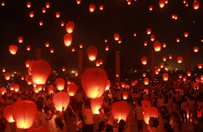 Hàng trăm chiếc đèn lồng giấy thắp sáng bầu trời tỉnh Giang Tây, Trung Quốc, vào đêm rằm.