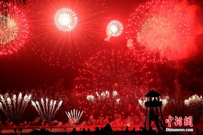 Ở ngoại ô thành phố Thượng Hải, một lễ hội âm nhạc và pháo hoa cũng vừa khai màn vào đêm đầu tiên của mùa Trung thu năm nay.