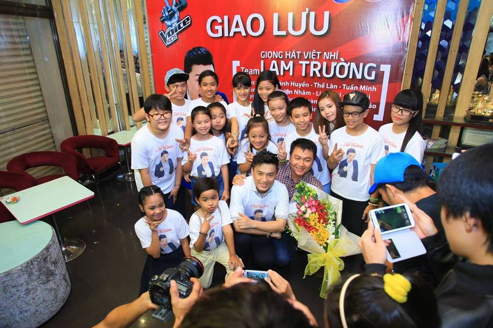 Lam Trường giao lưu với các fan nhí tham gia Giọng hát Việt nhí.