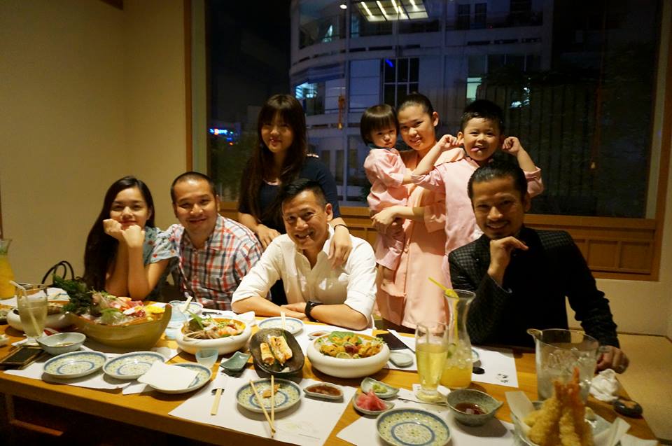 Vợ chồng Phạm Quỳnh Anh đi ăn cùng cha con nhiếp ảnh gia Quốc Huy và vợ chồng doanh nhân Hùng Cửu Long.