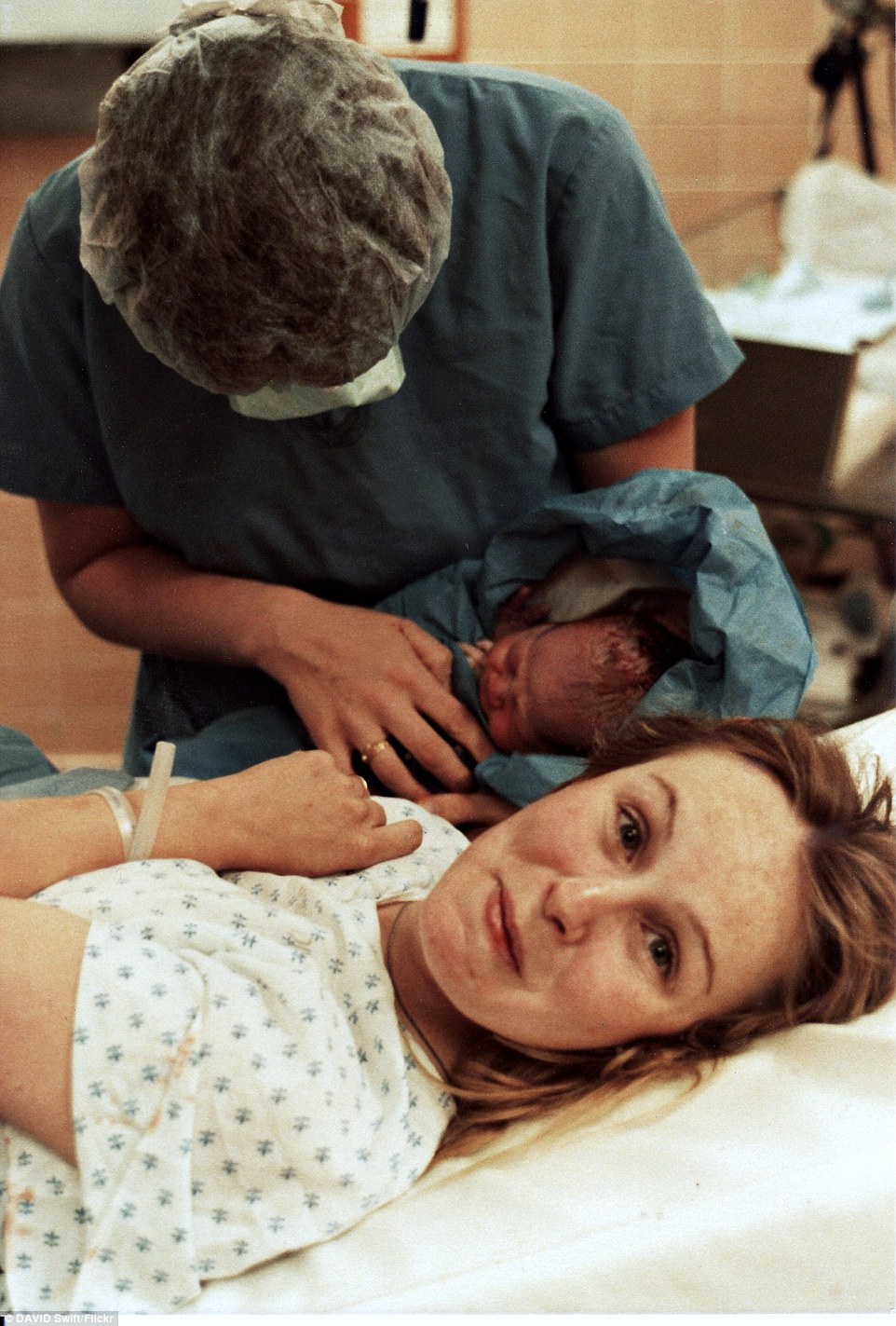 Gương mặt sung sướng của người mẹ sau khi sinh con.