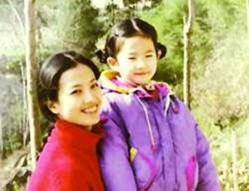 Cha của cô dậy ngoại văn ở Đại học Vũ Hán kiêm thư ký thứ nhất Đại sứ quán Trung Quốc tại Pháp.