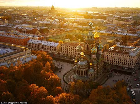 Khi đất trời sang thu, thành phố 300 năm tuổi Saint Petersburg (Nga) được khoác lên sắc màu vàng rực rỡ của cây lá đẹp như tranh vẽ.