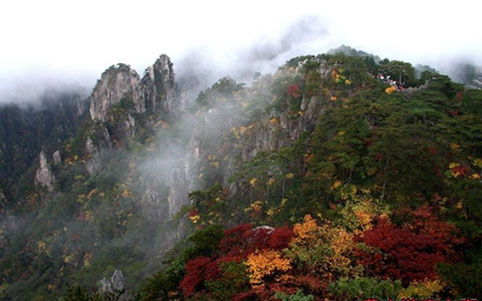 Thuộc tỉnh An Huy, phía đông Trung Quốc, ngọn núi Hoàng Sơn, hay còn gọi là Núi Vàng, nổi tiếng với phong cảnh tuyệt đẹp, nhất là vào mùa thu.