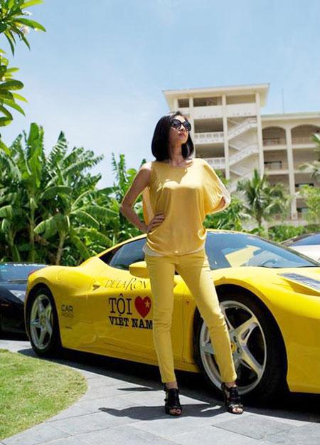 Người mẫu Ngô Thanh Vân tạo dáng bên một 'xế khủng', cô nàng diện bộ đồ màu vàng nổi bật cùng tông với siêu xe.