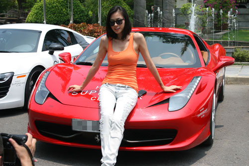 Với trang phục đơn giản và trẻ trung, nữ diễn viên Ngô Thanh Vân vẫn thật nổi bật bên 'ngựa chiến' Ferrari 458 Italia.