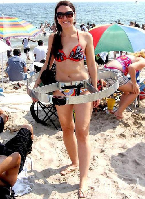 Bạn nghĩ sao khi trông thấy cô gái ngụy trang cẩn thận như vậy trên bãi biển?