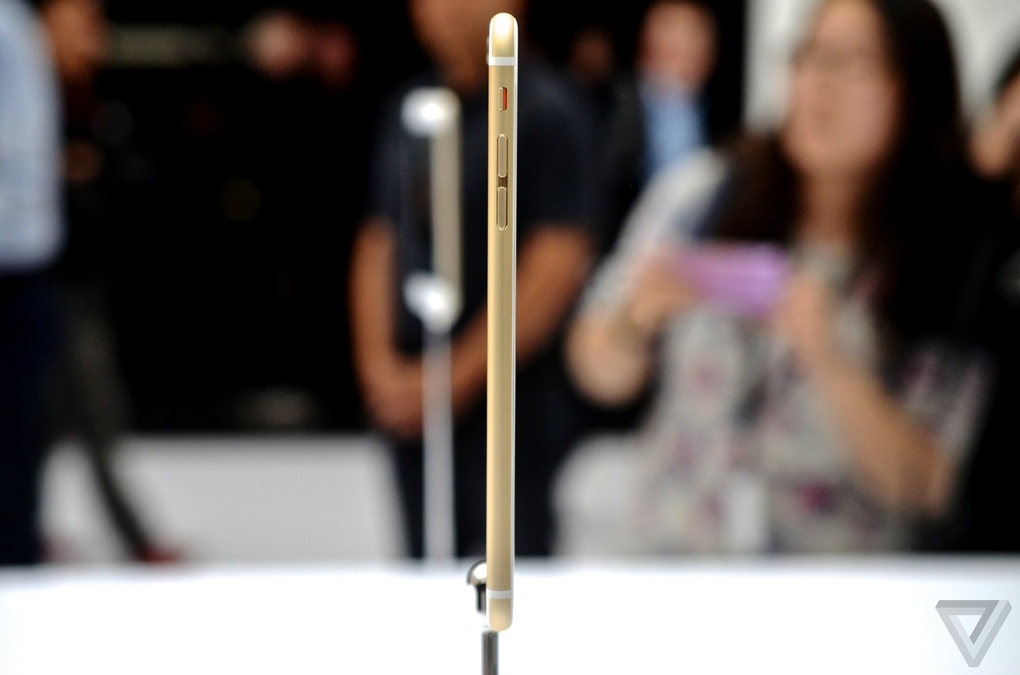Thiết kế của iPhone 6 có phần nữ tính hơn với các góc cạnh tròn.