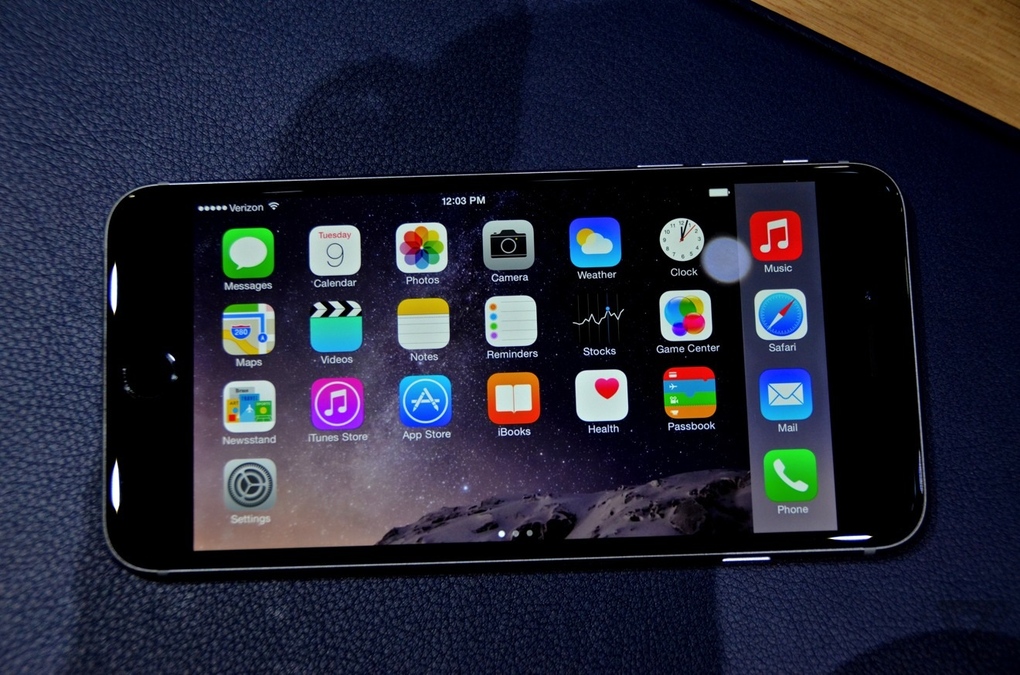 iPhone 5S, cả 2 phiên bản mới của iPhone 6 đều được trang bị màn hình sapphire chống xây xát, chống cường lực với độ phân giải cao hơn.