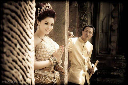 Chồng cô có dòng dõi hoàng gia Campuchia về đang ngoại, cha của anh đang sinh sống ở Campuchia.