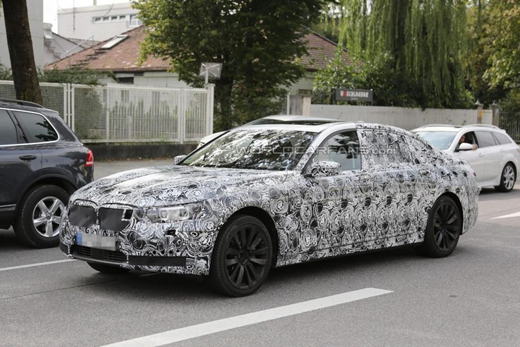 Vào cuối tháng 8, một mẫu thử nghiệm của BMW 7-Series 2016 lộ diện thiết kế đèn trước.