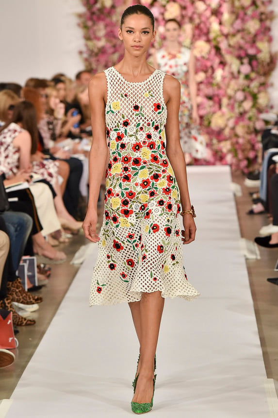 Cùng với việc hàng loạt ngôi sao nổi tiếng đã diện váy kiểu Oscar de la Renta trong các event quan trọng, xu hướng váy hoa dự báo sẽ trở thành trào lưu sôi động của mùa xuân hè 2015.