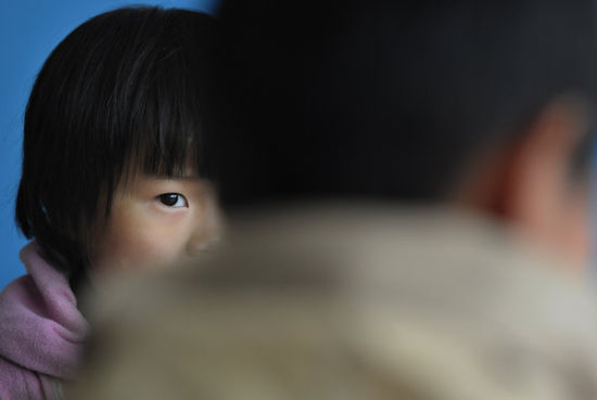 Zhen Zhen, em bé nhỏ nhất trong một trại mồ côi dành cho trẻ em nhiễm HIV tại thành phố Phụ Dương, tỉnh An Huy, Trung Quốc. Zhen Zhen bị bố mẹ bỏ rơi năm 2010 và được đưa vào trại sau đó. Cô bé không biết về nơi mình đã chào đời.
