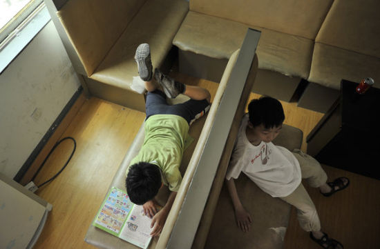 Long Long đọc sách, trong khi Jun Jun ngôi bên cạnh. Bố mẹ của Jun Jun mất khi cậu còn rất nhỏ và cậu là cư dân đầu tiên của trại mồ côi dành cho trẻ em nhiễm HIV ở thành phố Phụ Dương. Jun là cậu bé ít nói và đam mê vẽ.