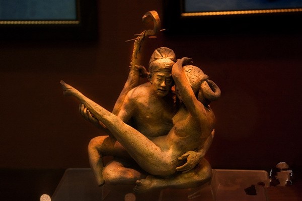 Bảo tàng tình dục cổ - Giang Tô, Trung Quốc chuyển về thị trấn Đông Lý từ năm 2003, nơi đây lưu giữ hơn 3.000 hiện vật từ tượng, tranh vẽ, sách… có liên quan đến văn hóa tình dục.