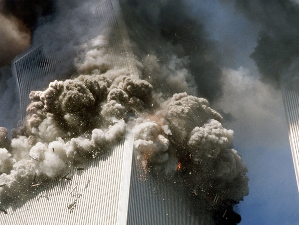 Khoảng 9h59 giờ địa phương (20h59 giờ VN), Tòa tháp Nam của WTC gần như gãy làm đôi sau khi cháy rụi trong khoảng 56 phút sau vụ va chạm.