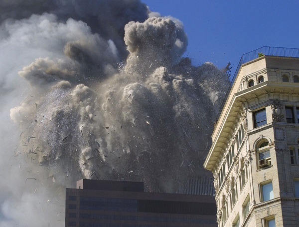 Vào 10h28 giờ địa phương (21h28 giờ VN), sau 102 phút bốc cháy, Tòa tháp Bắc của WTC bắt đầu sụp đổ.