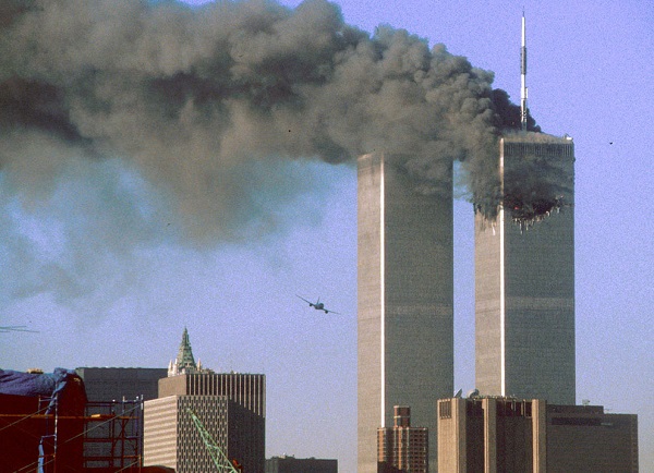 Vụ tấn công đầu tiên là chuyến bay 11 của hãng American Airlines đâm vào Tòa tháp Bắc của Trung tâm thương mại thế giới WTC lúc 8h46 giờ địa phương (tức 19h46 giờ VN).