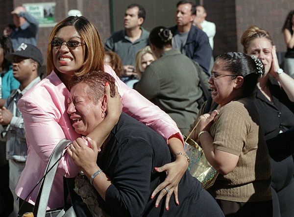 Ảnh chụp người dân Mỹ khóc thét và hoảng sợ khi nghe tiếng nổ lớn phát ra từ Trung tâm Thương mại Thế giới.