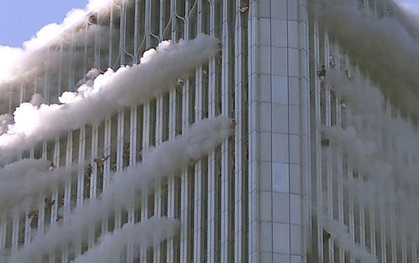 Hai vụ va chạm liên tiếp gây nên chấn động mạnh và phá hỏng cấu trúc của hai tòa tháp. Rất nhiều người đang làm việc trong Tòa tháp đôi WTC do mất thăng bằng đứng trước nguy cơ rơi khỏi tòa nhà từ trên cao.