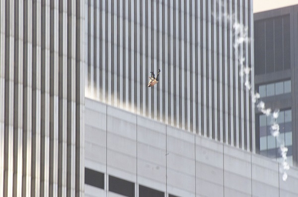 Đây là bức hình ghi lại khoảnh khắc cuối cùng của cuộc đời một người đàn ông khi anh rơi tự do từ Tòa tháp Bắc của WTC.