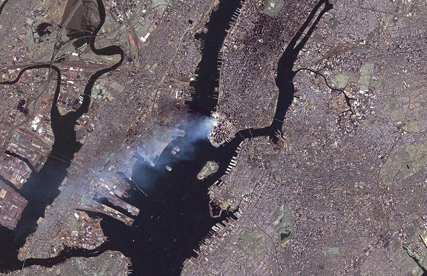 Hình ảnh chụp bởi một vệ tinh địa tĩnh của Mỹ lúc 9h30 giờ địa phương (tức 20h30 giờ VN) cho thấy khói bốc lên mù mịt từ vụ tấn công kinh hoàng.