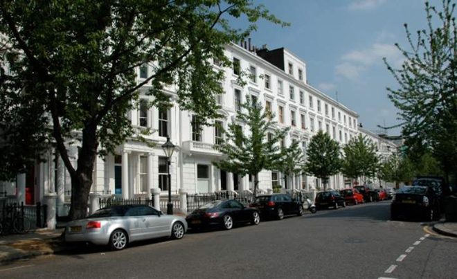 Con đường Kensington Palace Gardens, London, Anh là nơi đặt đại sứ quán của nhiều nước như Nga, Pháp, Nhật. Mỗi mét vuông ở đây có giá 107.000 USD.