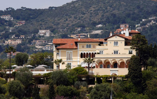 Nằm dọc Địa Trung Hải, bán đảo Cap Ferrat, Pháp là khu vực phi đô thị đắt nhất thế giới, có nhiều biệt thự được xây dựng đồ sộ. Giá mỗi mét vuông ở đây vào khoảng 79.000 USD.