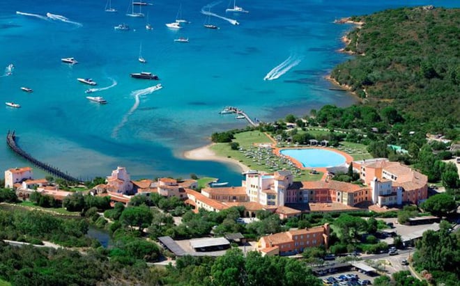 Romazzino Hill (ở Sardinia, Italy) và khu vực xung quanh đã là sân chơi dành cho các tỷ phú từ những năm 1960. Giá mỗi mét vuông đất ở đây là 32.900 USD.