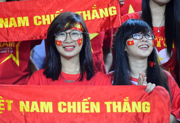 Sự có mặt của hàng vạn CĐV, đặc biệt là các hot girl xinh đẹp giúp các cầu thủ U19 Việt Nam thi đấu như lên đồng.