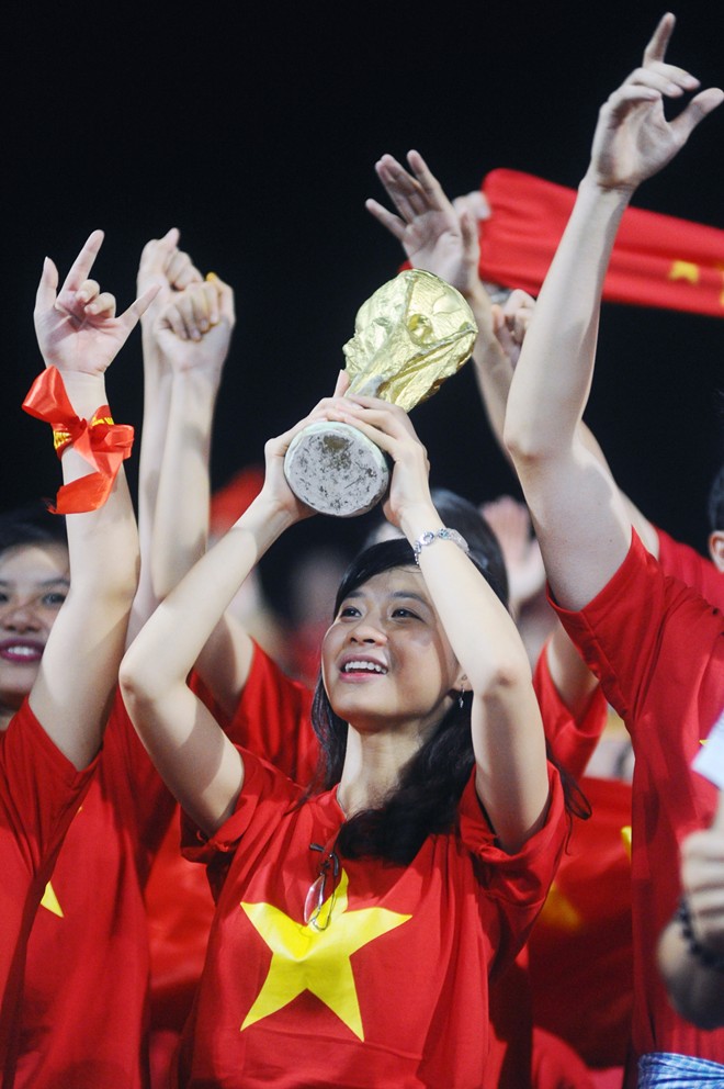 Mô hình Cup vàng thế giới được giơ cao mỗi khi U19 lên bóng.