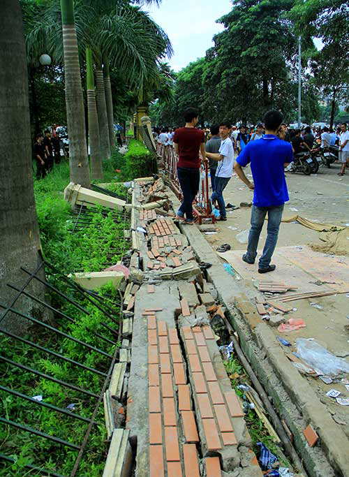 Hệ thống tường bao xung quanh Liên đoàn bóng đá Việt Nam bị người hâm mộ xô đổ.