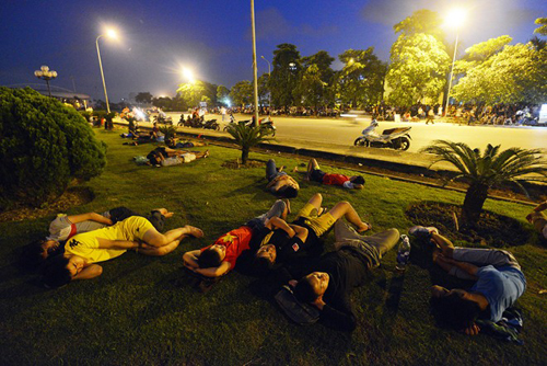 Rất đông người tranh thủ nằm ngủ tại các vườn hoa quanh trục đường Lê Quang Đạo, đối diện cổng VFF để chờ mua vé.