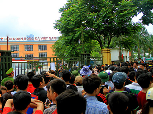 Mệt mỏi vì xếp hàng cả đêm và nhận thông báo hết vé từ ban tổ chức, hàng trăm người hâm mộ đã 'vây' kín cổng chính trụ sở Liên đoàn bóng đá Việt Nam.