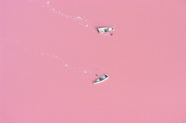 Hồ Retba ở Senegal. Nước của hồ có màu hồng bí ấn do một loại tảo có tên là Dunaliella salina gây ra.