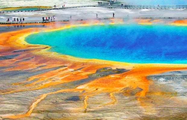 Suối nước nóng có màu sắc kỳ lạ trong vườn quốc gia Yellowstone, Mỹ.