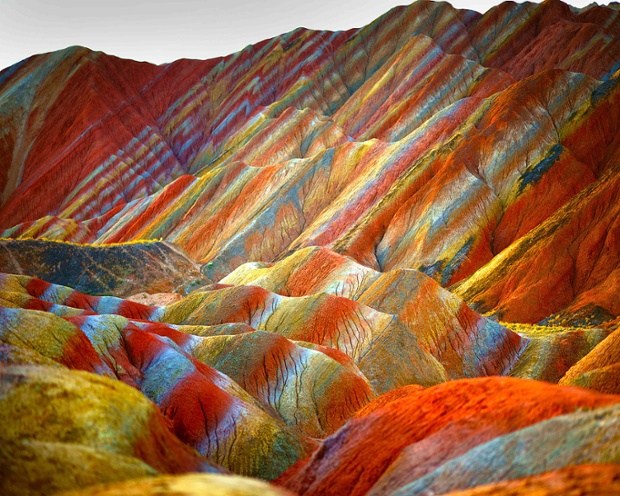 Cấu tạo núi đá có màu sắc như cầu vồng trong công viên địa chất Zhangye Danxia ở tỉnh Cam Túc, Trung Quốc.