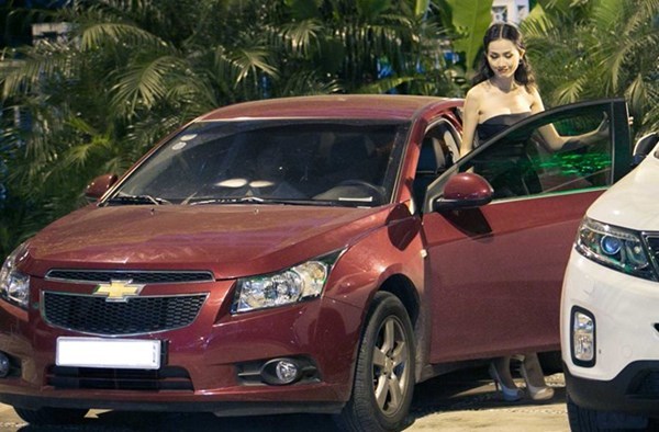 Người đẹp Phan Thị Mơ ăn vận khá gợi cảm khi bước xuống từ chiếc xe Chevolet tông màu đỏ trầm hợp xu hướng.