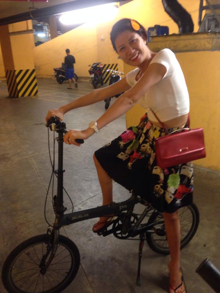 Người mẫu Trang Trần tranh thủ tạo dáng với xe đạp.