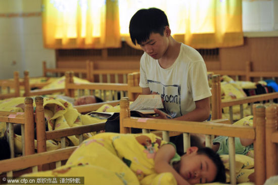 Chàng trai 9x đang an ủi một học sinh khóc sau khi ngủ dậy.