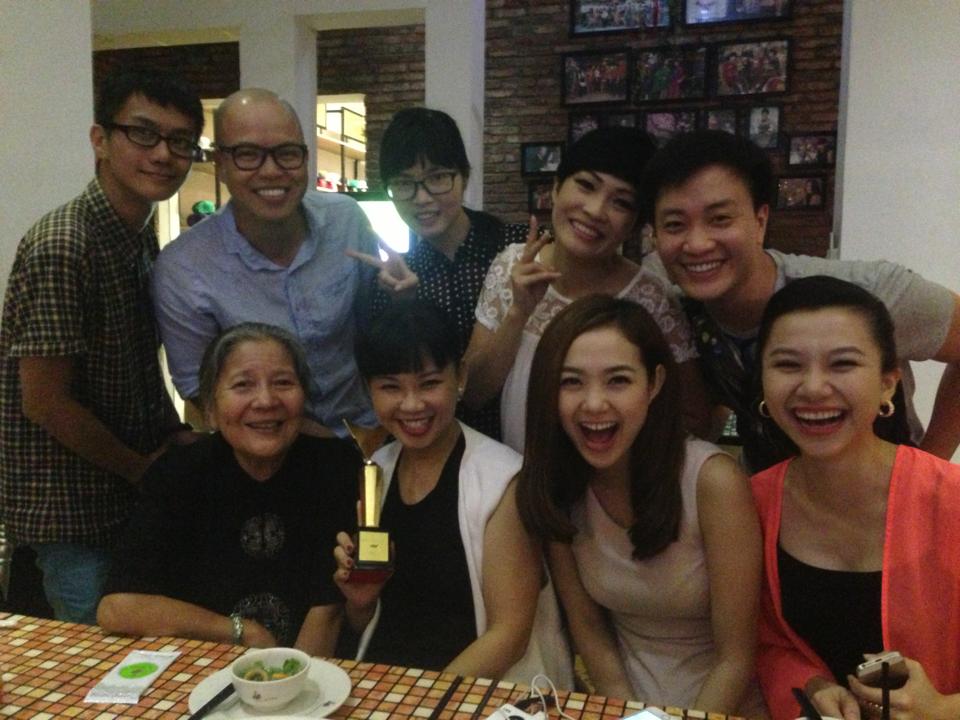 Minh Hằng dự bữa tiệc liên hoan mừng phim 'Vừa đi Vừa khóc' đoạt giải Phim ấn tượng của VTV.