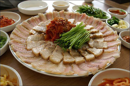 Cá đuối lên men Hàn Quốc (Hongeo). Nguyên liệu chính của hongeo là thịt cá đuối đánh bắt từ biển khơi. Khi đánh bắt về, người ta xếp cá vào ngăn đá và để chúng tự lên men như thế trong vòng một tháng.