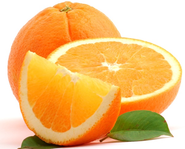 Cam: Nổi tiếng với hàm lượng vitamin C cao, ngoài ra nó cũng là một trong số những loại trái cây có chứa nhiều canxi. Mỗi 100 g cam chứa 40 mg khoáng chất canxi. Mẹ có thể pha nước cam với đường phèn hoặc chút mật ong (với trẻ hơn 1 tuổi) cho bé uống.