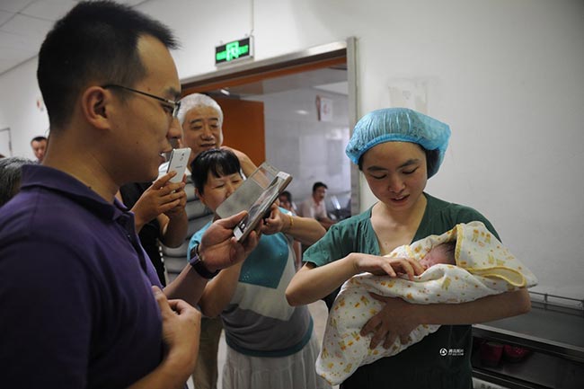 Cả gia đình hai bên nội ngoại của Guo Jia đều vui mừng khôn xiết và đồng loạt giơ điện thoại để chụp hình.