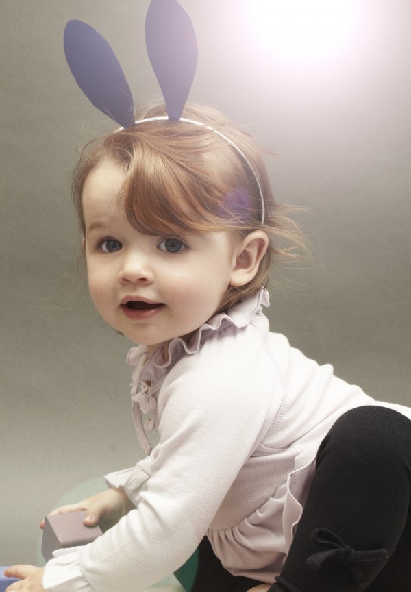 Kiểu băng đô tai thỏ này rất phổ biến và tiếp tục là mốt của năm nay dành cho bé gái đang tuổi tập bò, tập đi.