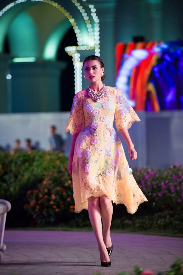Hồng Quế gợi cảm trên sân khấu của Đẹp Fashion Runway 2014.